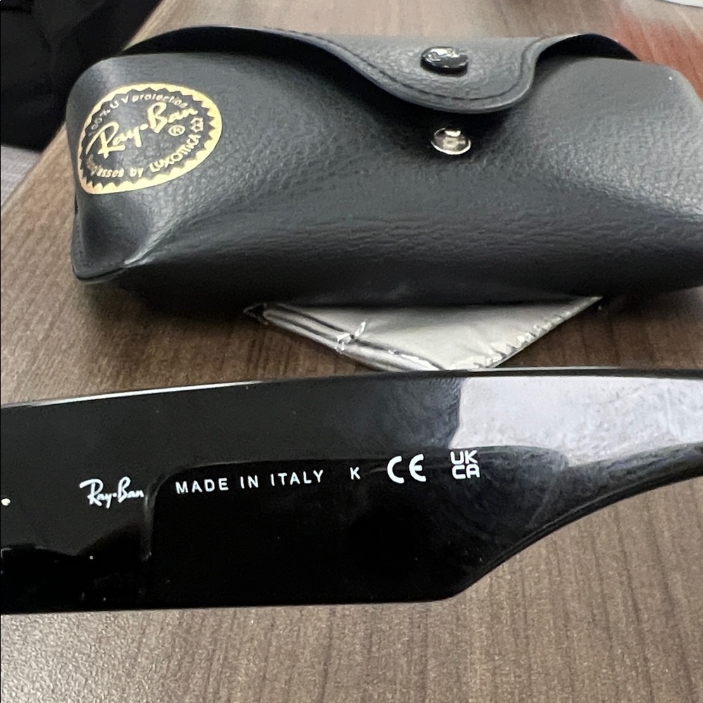 Ray-Ban Black Gloss Wayfarer Sunglasses - Picture 3 of 4